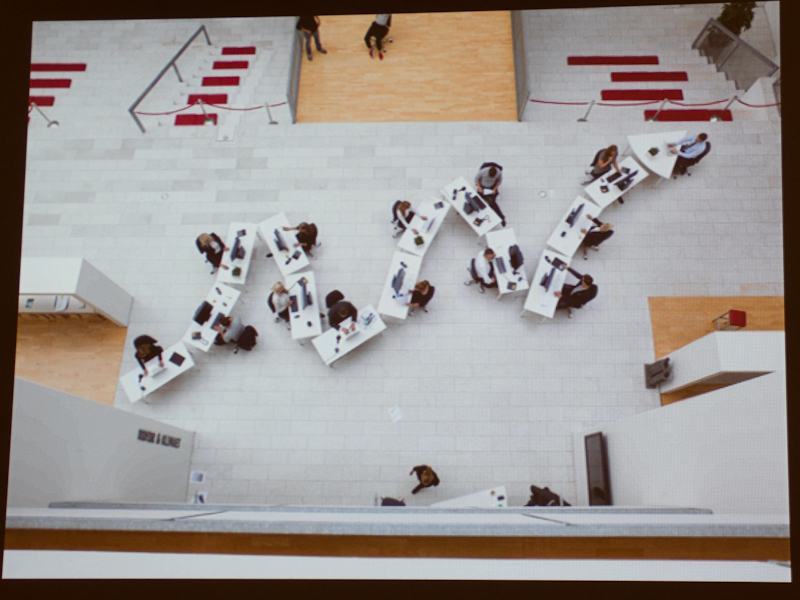 後から画像処理で机と人間の素材を足している