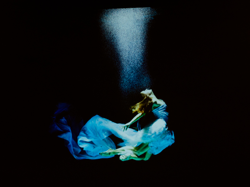 被写体はバレエダンサーに依頼している