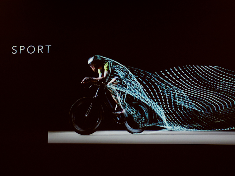 バイク乗車時の光の動きを見られるスーツ