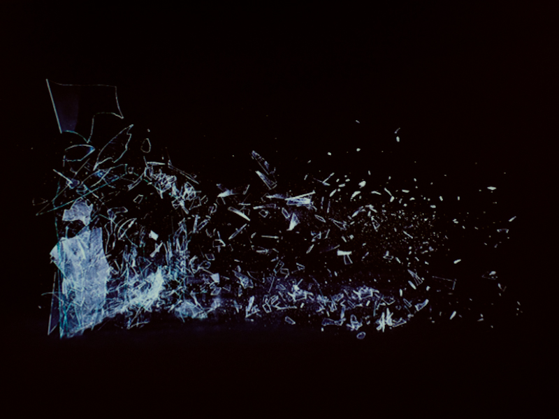 ガラスが割れている描写だけの素材