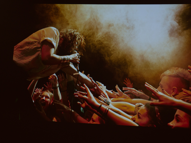 ライブ会場のように整備したスタジオを撮影に使っている