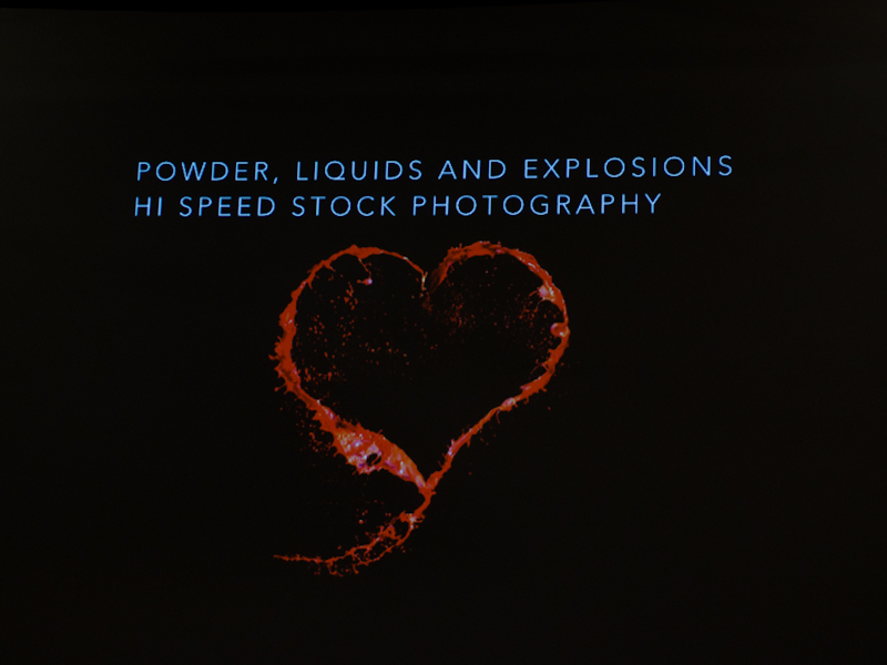 液体や粉末を使った表現を模索中