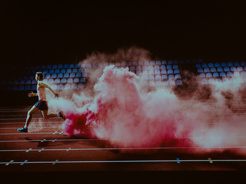 液体と陸上選手による作品