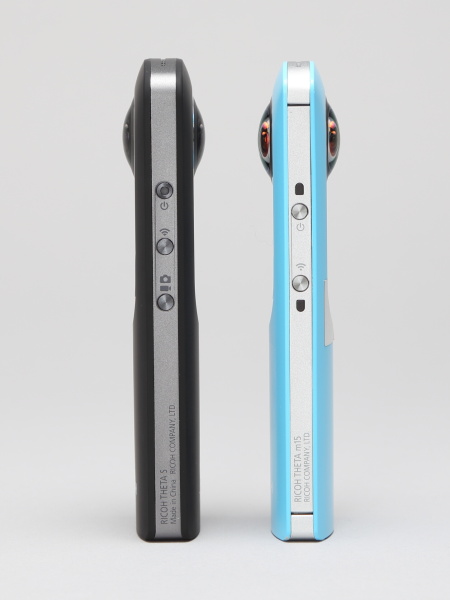 THETA S（左）と従来モデルのTHETA m15（右）。外観寸法で幅2mm、高さ1mm、レンズ含まずの奥行きで0.5mm、本体重量で30g増となっている。