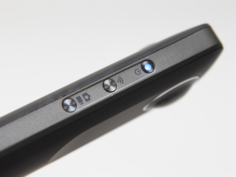 わかりやすい違いは、側面に3番目のボタンとして静止画/動画の切り替えボタンが新設されたこと。