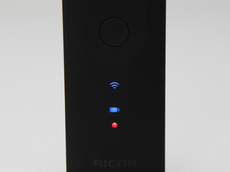 THETA Sの前面には、Wi-Fiアイコン、静止画/動画モードを示すアイコン、録画中を示す赤色点灯が浮かび上がる洒落た表示方式を採用している。