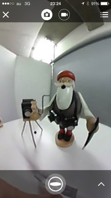 全画面ライブビューは、再生時同様に画面を指でスワイプしてグリグリ視点を変えたり、ピンチ操作で拡大縮小も行える。被写体の配置など、構図重視の場合に仕上がりイメージをチェックしながら撮影できるのが便利だ。