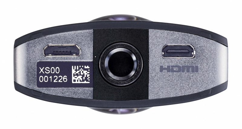 外観で異なるのは、底部にHDMI出力が装備されたこと。初代THETAから不評だった本体充電と画像転送に使うUSB端子の配置は、THETA Sでも変わらなかった。しかし、本機種では充電中の使用が可能になっている。