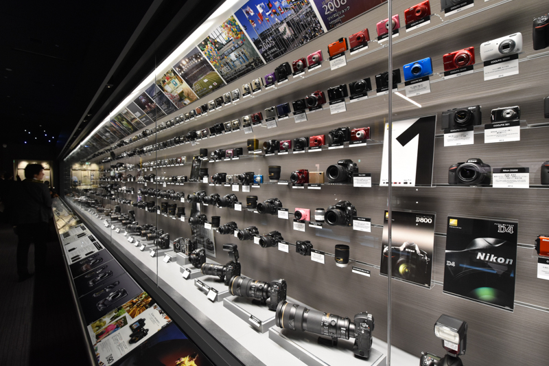 圧巻のカメラショーケース。じっくり見ていると、どんどん時間が経ってしまう。
