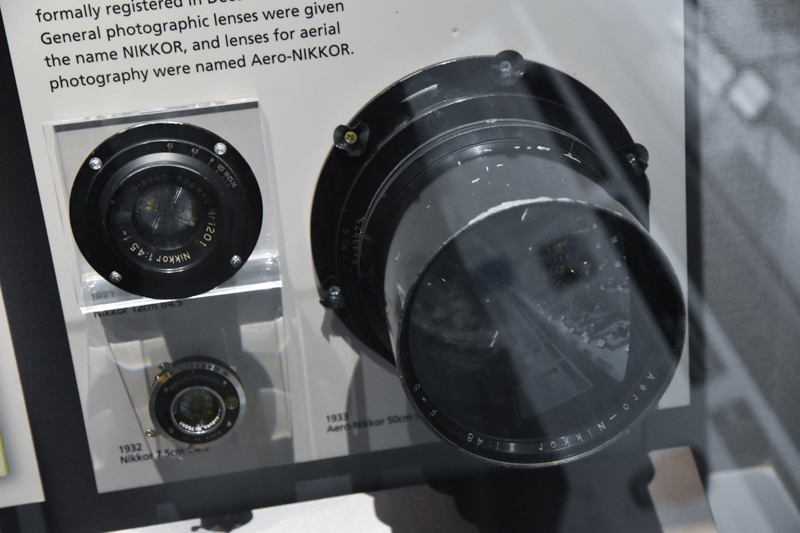 最初のニッコールとして知られる1933年の航空写真用レンズ「Aero-Nikkor」（エアロニッコール）。
