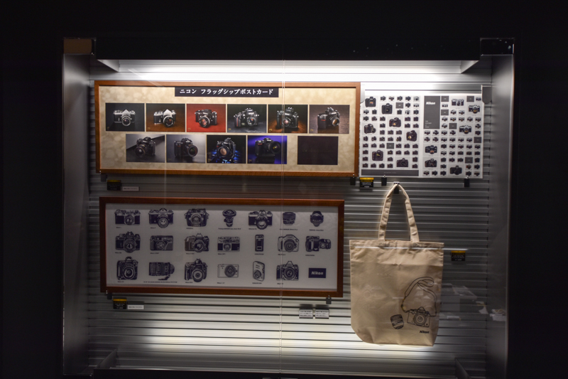 来場記念に。ニコンフラッグシップポストカード、ステッカー、手ぬぐい、トートバッグ。