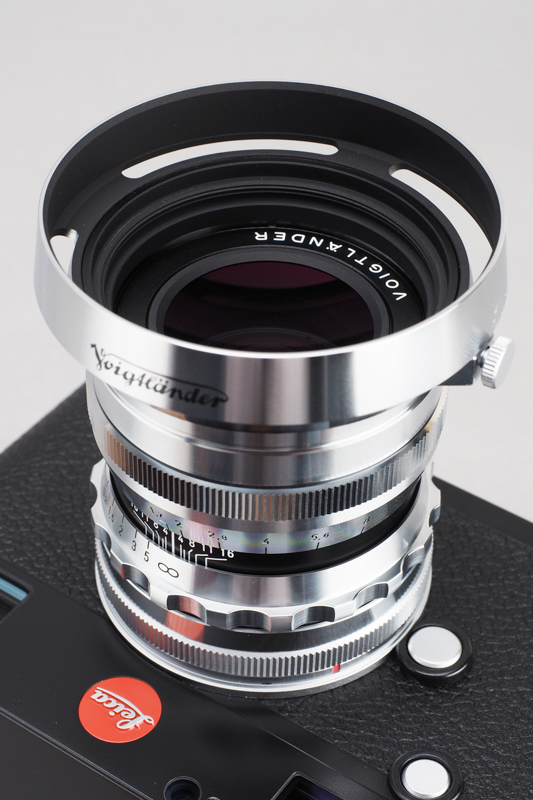 レンズに付属するのは黒いアルミ製のプレーンなデザインのねじ込み式フードだが、オプションでスリット入りのフードも用意される。実用的には付属フードで問題はないだろうが、ちょっと間に合わせ感が漂う。これだけデザインコンシャスな製品を選んだのならば、オプションのスリット入りフードはぜひ購入すべきと思う。