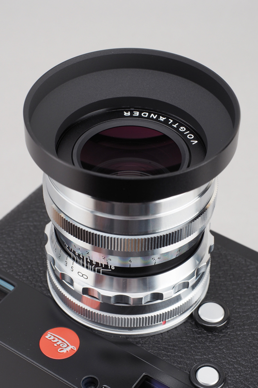 レンズに付属するのは黒いアルミ製のプレーンなデザインのねじ込み式フードだが、オプションでスリット入りのフードも用意される。実用的には付属フードで問題はないだろうが、ちょっと間に合わせ感が漂う。これだけデザインコンシャスな製品を選んだのならば、オプションのスリット入りフードはぜひ購入すべきと思う。