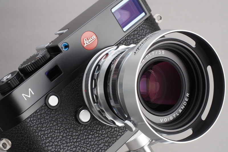 オプションのスリット入りフードを装着することでデザイン的な完成度がさらに高まる。