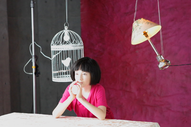 少女ならではのアンニュイな表情を、モデルから引き出す春日さん。