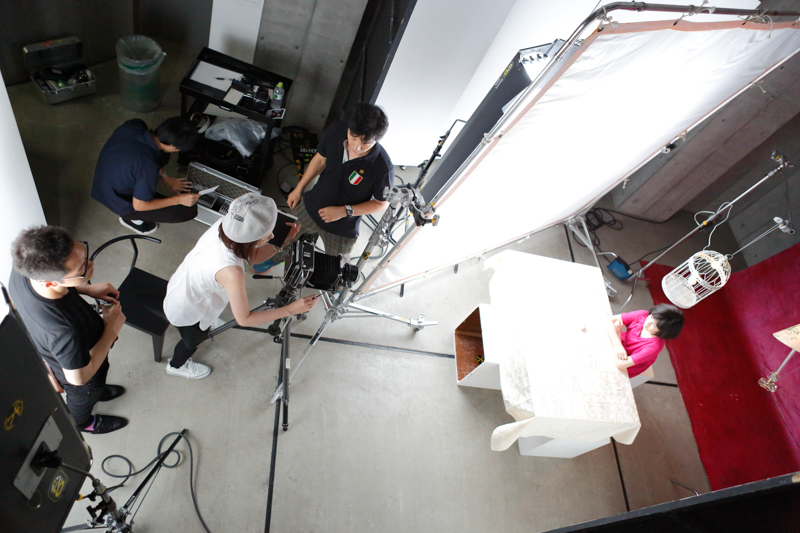 作品撮りでは、撮影だけでなくモデルの手配や小道具の用意、現場の仕切りも自らする。