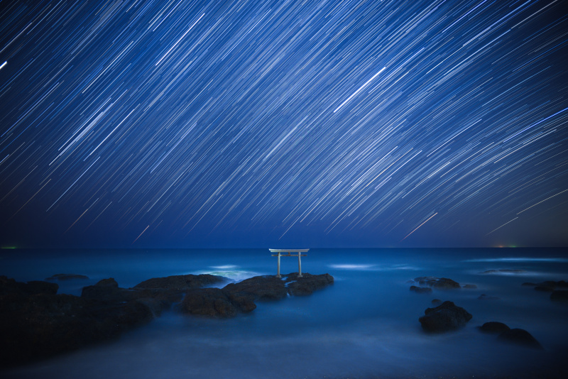 ニコンD800E／AF-S NIKKOR 24-70mm f/2.8G ED／24mm／マニュアル露出（F2.8、30秒）／ISO 800／WB：3,350K／99枚を比較明合成