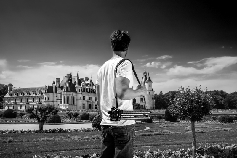 ショルダーストラップが標準で付属する。