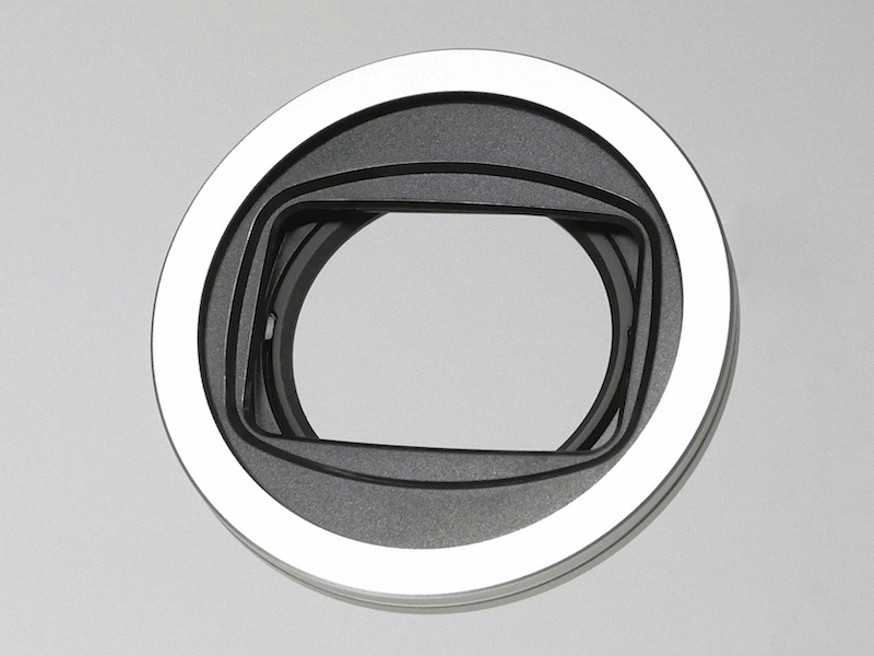 アルミ製のカーテンが開いたところ