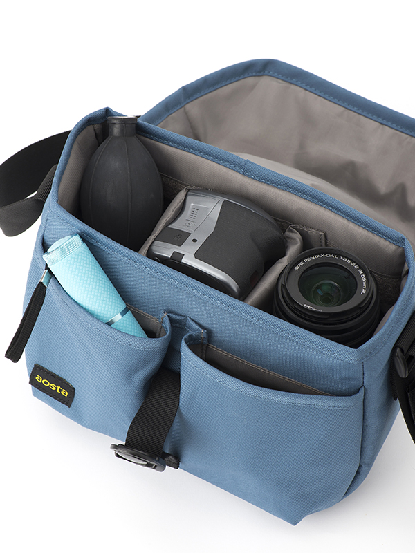 前面には2つのポケットを備える