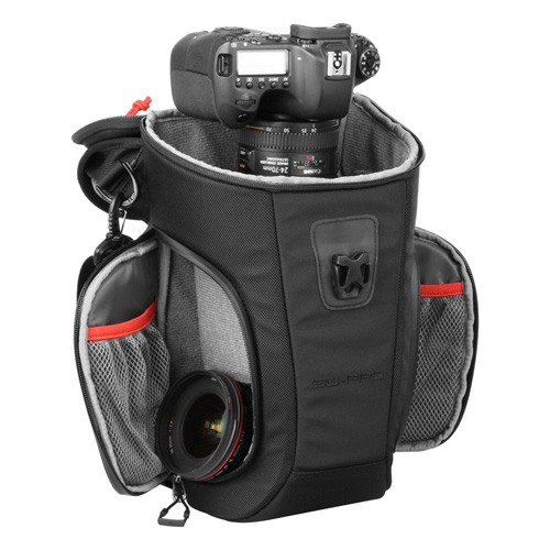 サイドアクセスからは、下段に収納した交換レンズやカメラアクセサリなどを素早く取り出し可能。レンズ収納部の左右にはアクセサリの収納空間を確保している