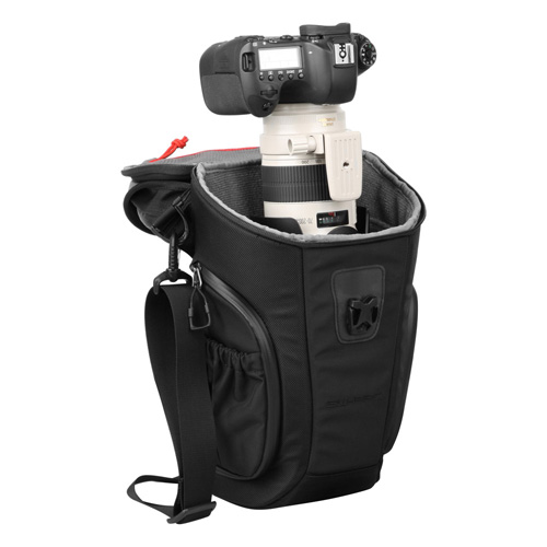 フードを逆付けした70-200mm F2.8望遠レンズを装着した状態であっても、一眼レフカメラをそのまま収納できる