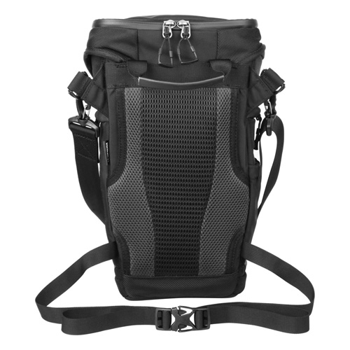 背面には通気性に配慮し、高機能エアメッシュ素材を使用する