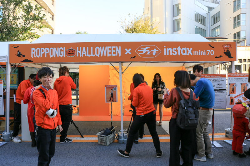 撮影はこちらのブースで。他にもパレードのスタート地点などにブースが設置された。