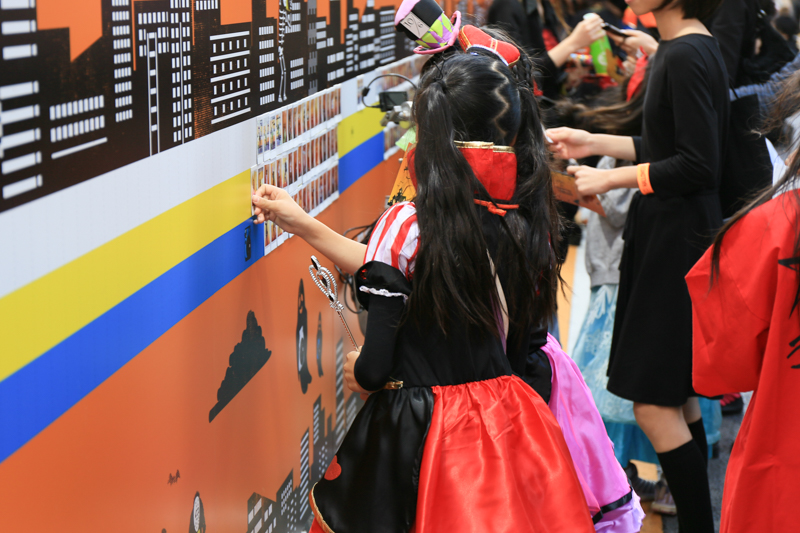 もらったチェキプリントのうち1枚をパネルに貼る。パネルの前でも記念撮影が繰り広げられていた。