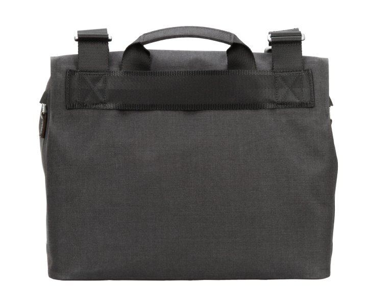 背面にはカート通しがある