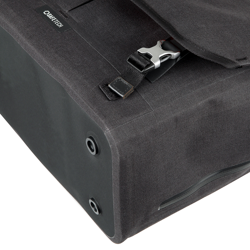 完全防水生地を溶着製法で加工し、優れた防水性能を有する