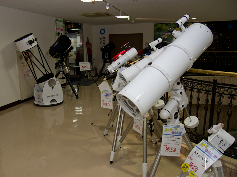 入り口付近には天体望遠鏡が置かれている