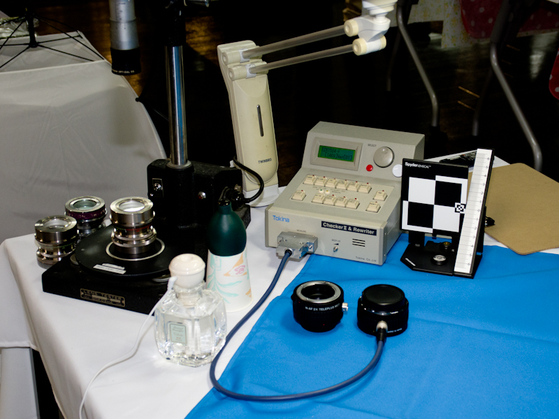 レンズ動作確認器具。簡易点検のため市販の用品もある