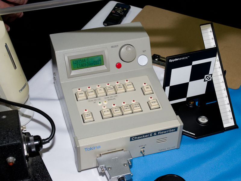 接続したレンズに信号を送り動作をチェックする機器