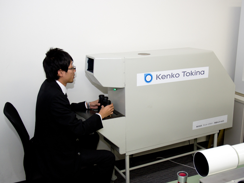 双眼鏡点検用の機器