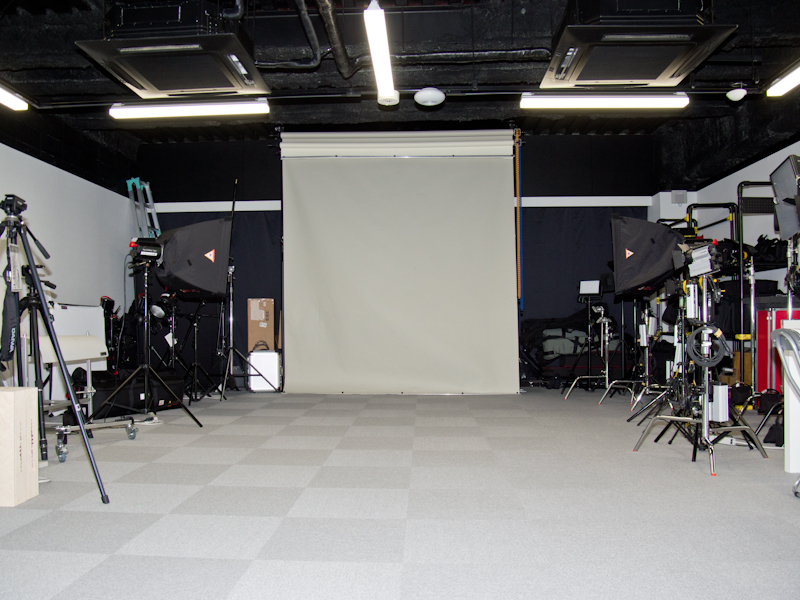 ショップの隣にレンタルスタジオを併設する
