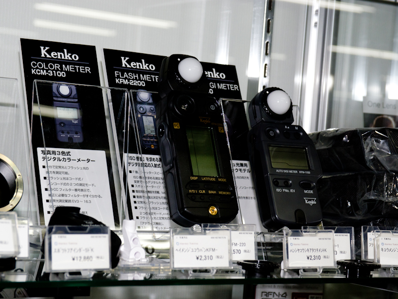 ケンコーの露出計やカラーメーターも並ぶ