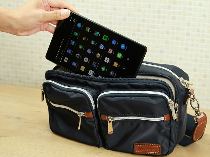 サブ収納スペースには、7インチクラスのタブレットなどが収納できる。また、中には内ポケットが4つある