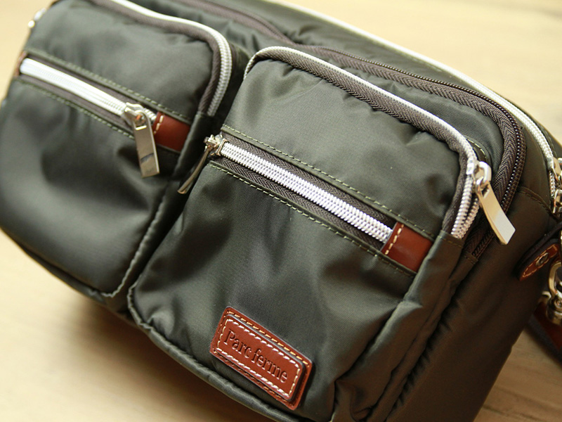 前面には、前面双子ポケットとファスナーポケットをそれぞれ2つ備える