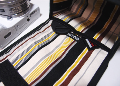 内部のポケットには、メモリーカードやレンズキャップなどが収納できる