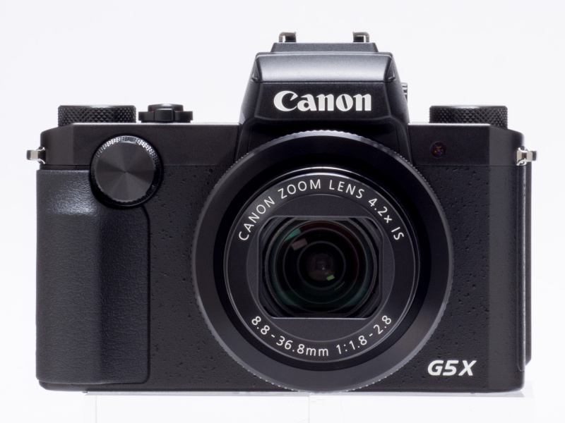 直線的なデザインがクラシカルにも感じる。右手グリップの上部に電子ダイヤル、レンズの周囲に大型のコントロールダイヤルを配する