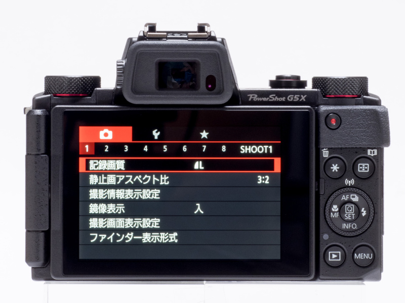 約104万ドット3型TFTカラー液晶のバリアングルモニターを採用。操作部は右手側に集中しており、親指で操作可能。十字方向ボタンとSETボタンの周囲にはコントロールホイールを用意。大きめのサムグリップが設けられている