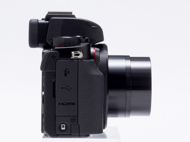 樹脂カバー内にはリモコン端子（EOSシリーズと共通のリモートスイッチRS-60E3が使用可能）、DIGITAL端子（Micro-B）、HDMIコネクターDタイプが用意されている。また筐体下部には内蔵Wi-Fi機能をスタートさせるためのワンタッチスマホボタンを配置