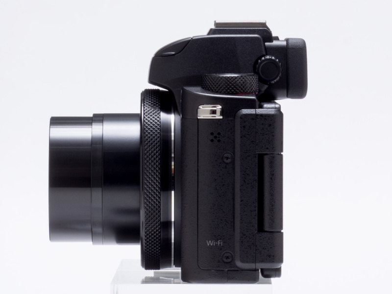 筐体側面にスピーカー、ファインダー側面には視度調整ダイヤルがある