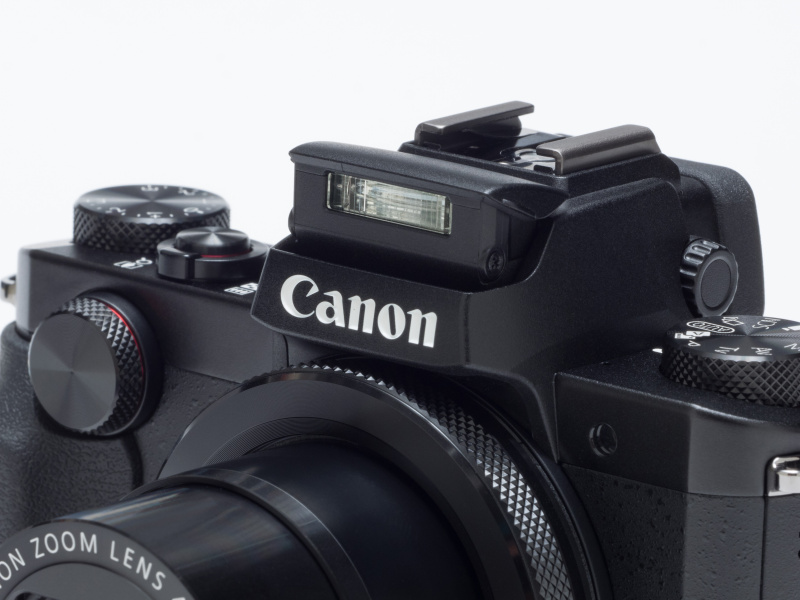 内蔵ストロボは手動で引き上げる。調光範囲は広角端で50cm～7m、望遠端で50cm～4m。ガイドナンバーは非公表