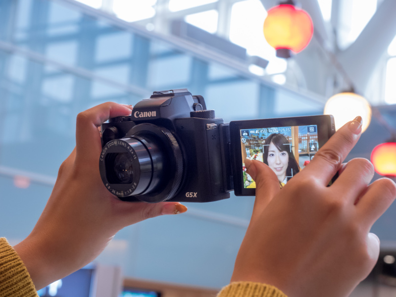 バリアングルモニターとタッチシャッターを組み合わせることで、自撮りも楽に行える。シーンモードには「自分撮りモード」を搭載。撮影画像には美肌効果も与えられる