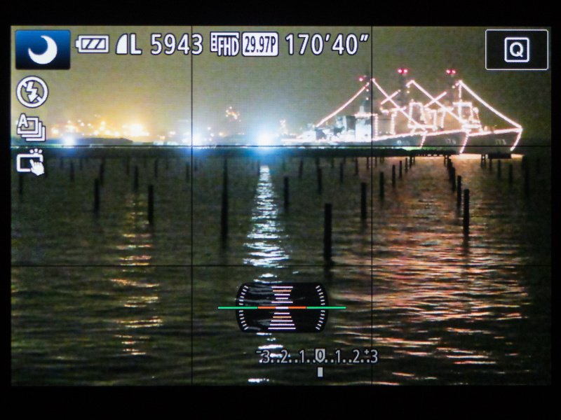 オートモード撮影時の液晶表示。グリッドと水準器を表示させたところ