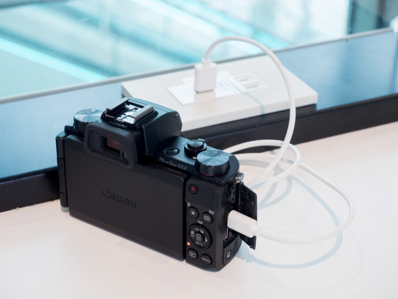 USB充電に対応。キヤノンが別売でインターフェースケーブルIFC-600PCUを用意しているが、写真のように手持ちのマイクロUSBケーブルでも充電できた