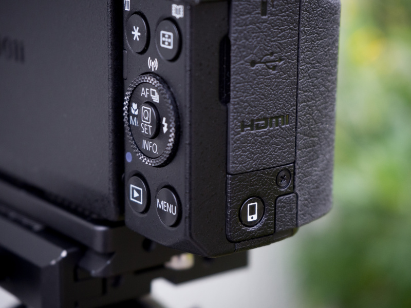 スマートフォンとのWi-Fi接続をスタートさせる「ワンタッチスマホボタン」。事前設定を行っておけば、次回からはこのボタンを押してスマートフォンの専用アプリ「Camera Connect」を立ち上げるだけでWi-Fi接続が可能