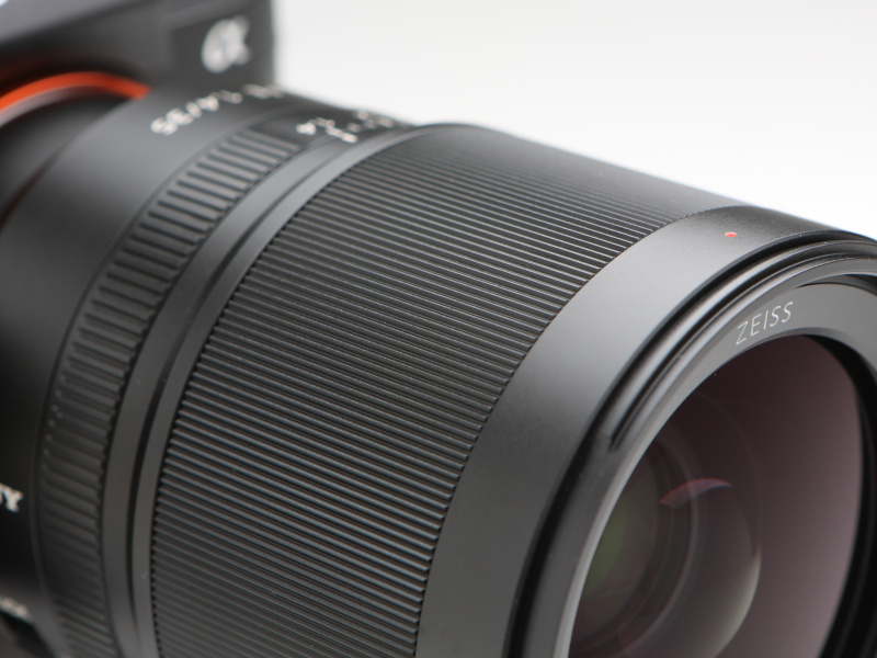 幅広のフォーカスリングを採用。リングに巻かれたラバーは感触がよく、指に優しくフィットする。絞りリングも幅が広く操作しやすい